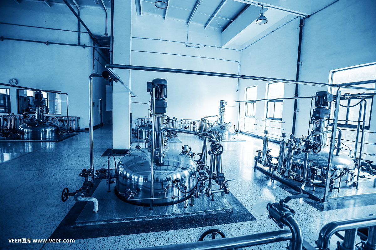 有儲罐和管道的化工廠